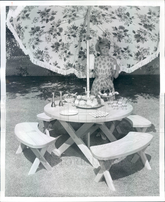 1965 Actress Linda Foster & Do-It-Yourself Patio Furniture Press Photo - Historic Images