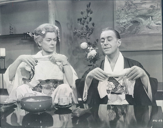 1962 Hollywood Actors Alec Guinness & Rosalind Russell Press Photo - Historic Images