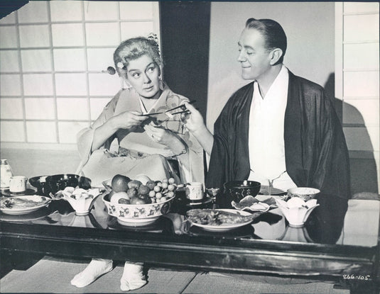 1962 Hollywood Actors Alec Guinness & Rosalind Russell Press Photo - Historic Images