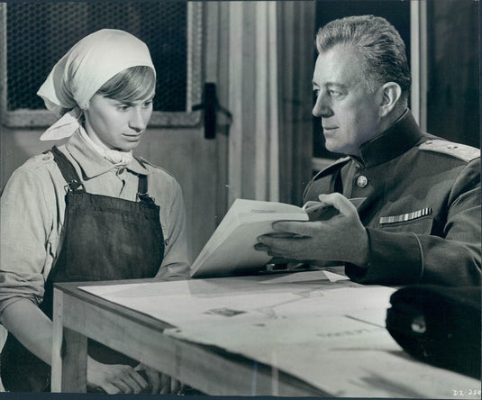 1966 Hollywood Actors Alec Guinness & Rita Tushingham Press Photo - Historic Images