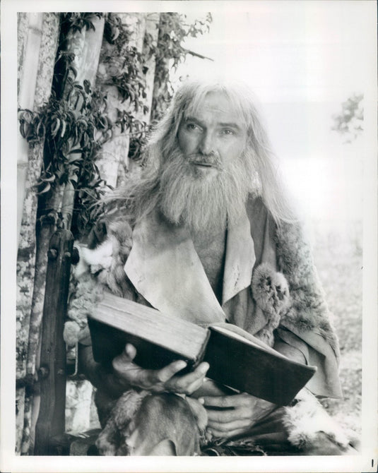 1974 Actor Stanley Baker in Robinson Crusoe Press Photo - Historic Images