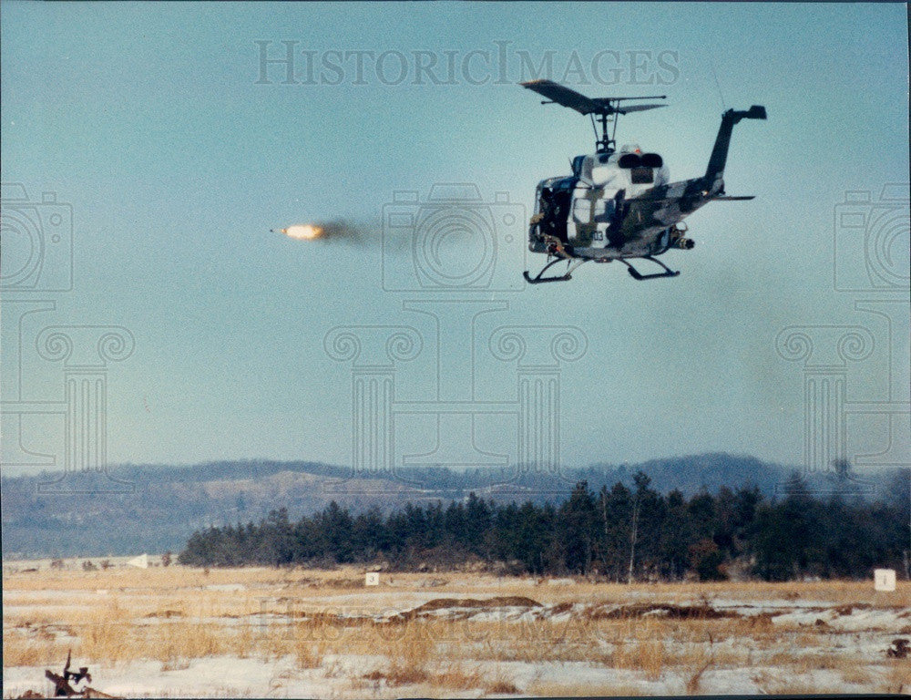 1991 Iraq, Persian Gulf War, Marine Helicopter Fires Rocket Press Photo - Historic Images