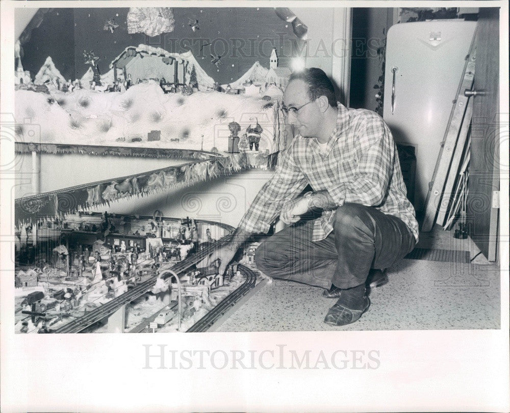 1964 St Petersburg, FL John Garafolo &amp; Model Train, Holiday Layout Press Photo - Historic Images