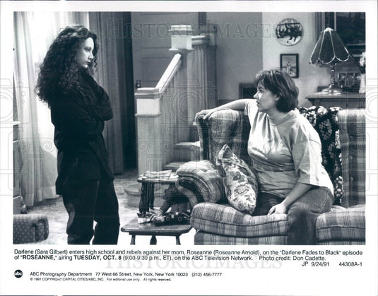 1991 Actors Sara Gilbert & Roseanne Arnold on TV Show Roseanne Press Photo - Historic Images