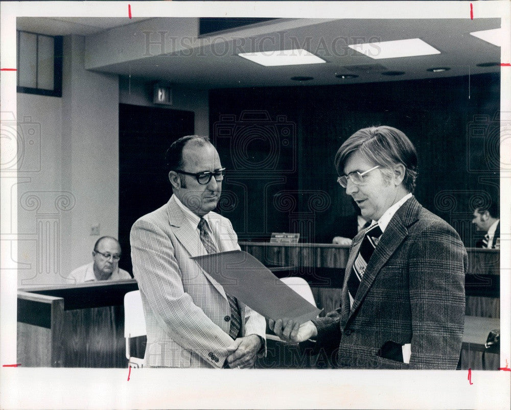 1974 Bradenton, Florida Police Chief Clyde Gill & Mayor Abbey Leach Press Photo - Historic Images