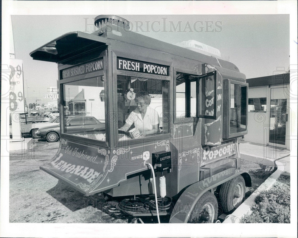 1982 Clearwater, Florida Popcorn Wagon Owner Sally Ehlers Press Photo - Historic Images
