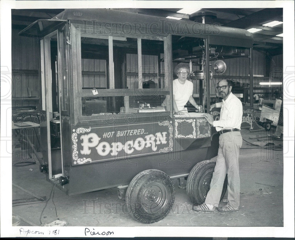 1982 Clearwater, Florida Popcorn Wagon Owner Sally Ehlers Press Photo - Historic Images