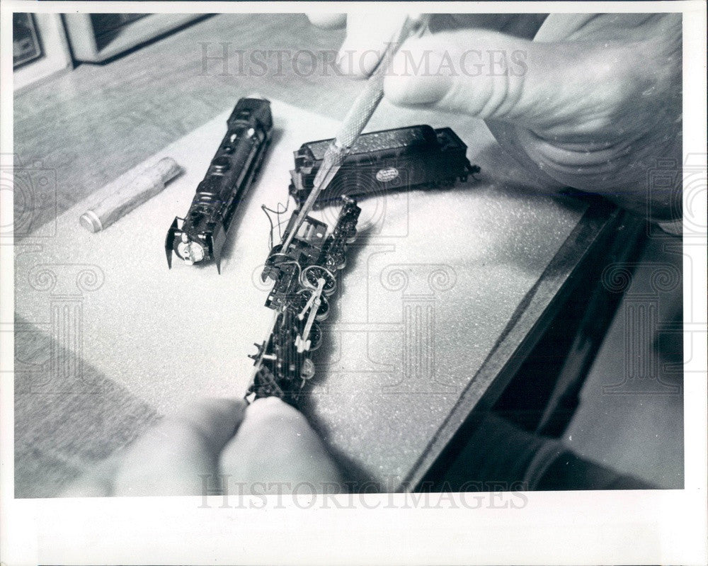 1977 Holmes Beach, FL Model Railroad Enthusiast Charlie Whittaker Press Photo - Historic Images