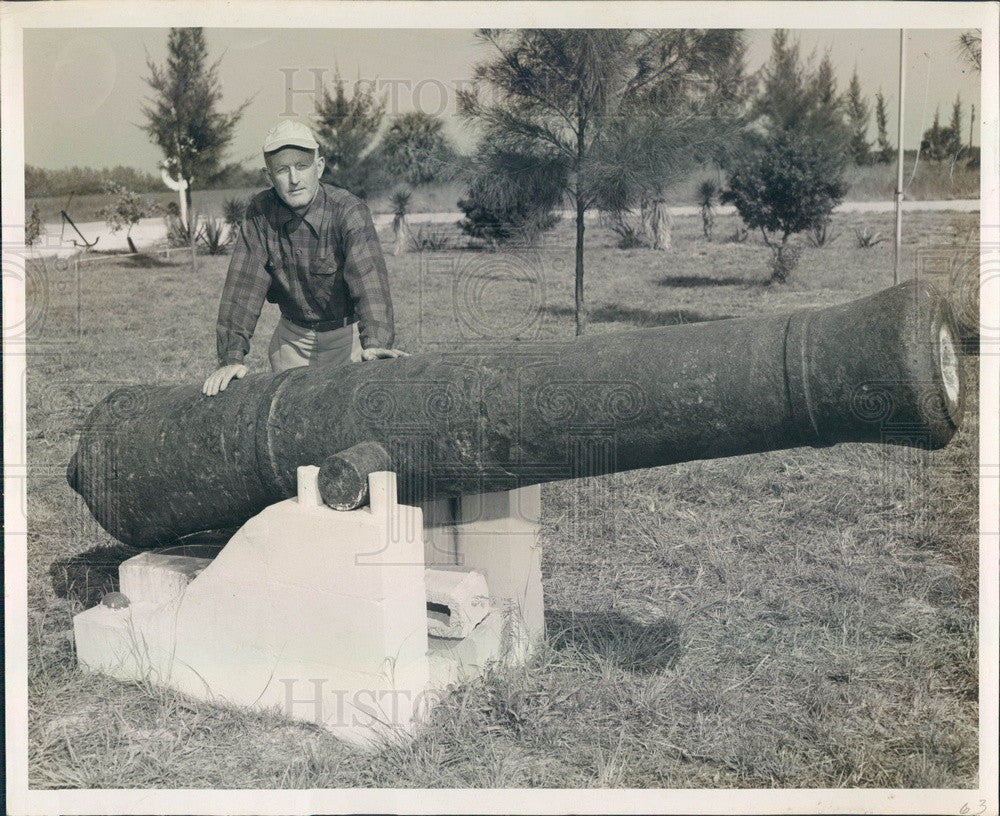 1950 Snug Harbor, FL Bronze Spanish Ship Cannon with Walter Colony Press Photo - Historic Images