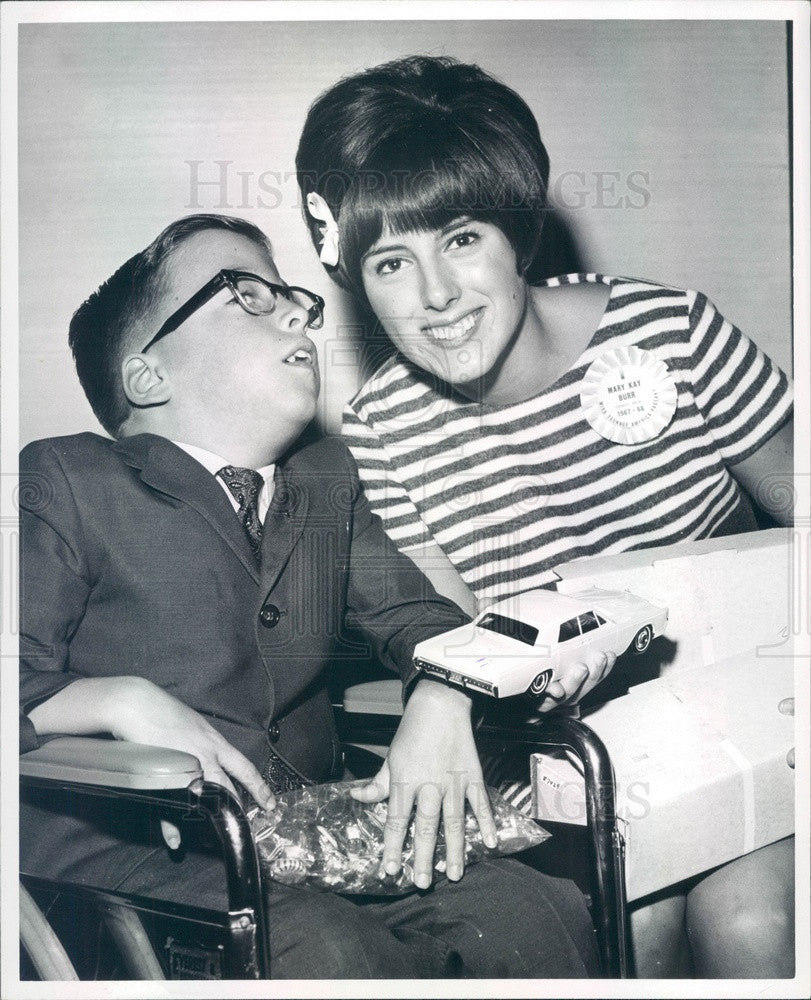 1967 Miss Teenage Detroit Mary Kay Burr &amp; Easter Seal Boy Press Photo - Historic Images