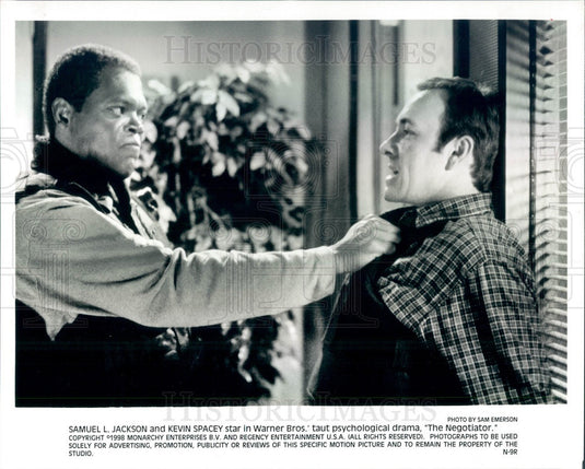 1998 Actors Samuel Jackson & Kevin Spacey in The Negotiator Press Photo - Historic Images