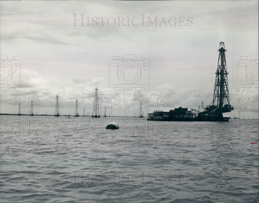 1975 Venezuela, Lake Maracaibo Oil Field, Maintenance Barge Press Photo - Historic Images