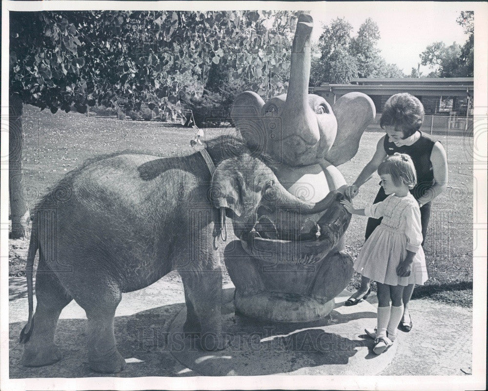 1968 Denver, Colorado Mrs Louis Halsell &amp; Laurie &amp; Baby Elephant Press Photo - Historic Images