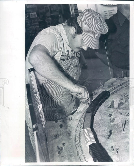 1982 St Petersburg, FL Model Railroad Display, Richard Bendever Press Photo - Historic Images