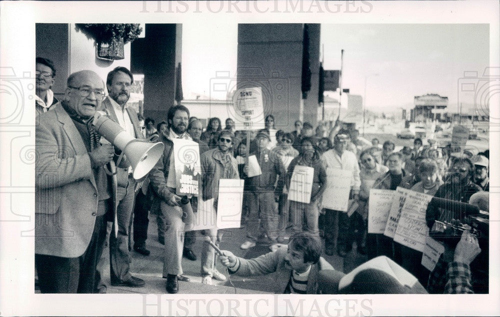 1988 Actor Ed Asner with Protesters at Denver, CO Post Press Photo - Historic Images