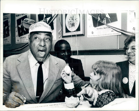 1985 Chicago IL Police Chief Fred Rice & March of Dimes Poster Child Press Photo - Historic Images