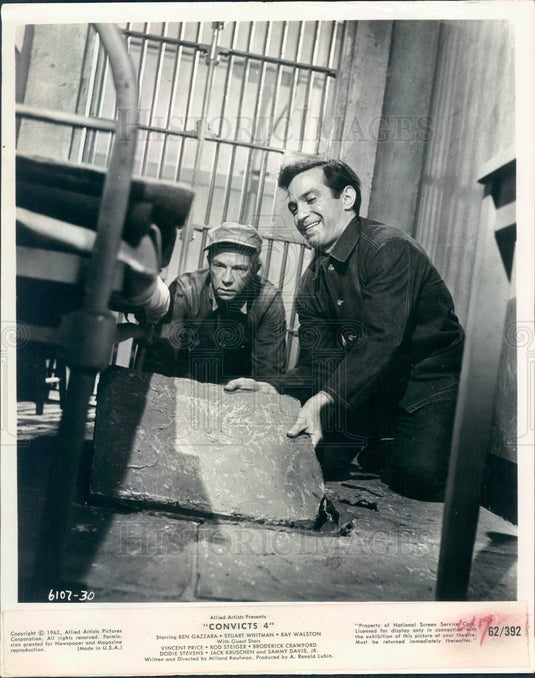 1962 Actors Ben Gazzara & Ray Walston in Film Convicts 4 Press Photo - Historic Images