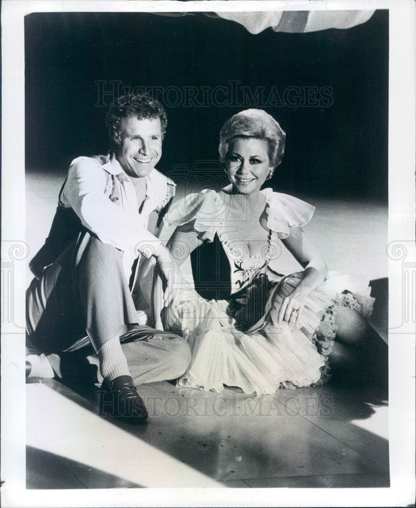 1977 Dancer, Singer, Actress Mitzi Gaynor &amp; Actor Wayne Rogers Press Photo - Historic Images