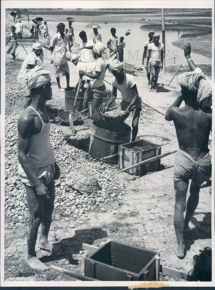 1960 Dacca, East Pakistan Asian Highway Construction Press Photo - Historic Images