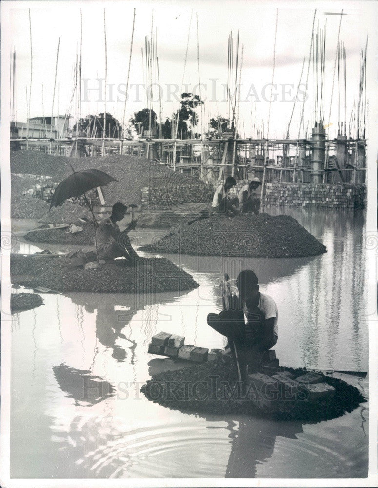 1966 Karachi, East Pakistan Workers in Flooded Field Chip Bricks Press Photo - Historic Images