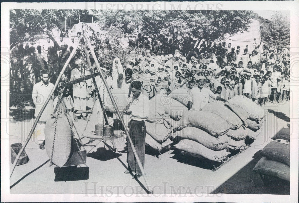 1953 Pakistan, Mansur Refugee Camp Press Photo - Historic Images