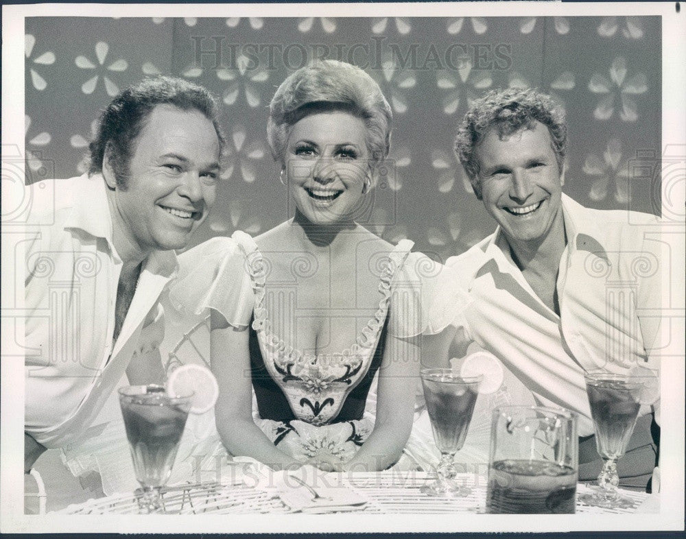 1977 Actor Mitzi Gaynor/Wayne Rogers w/ Country Music Star Roy Clark Press Photo - Historic Images