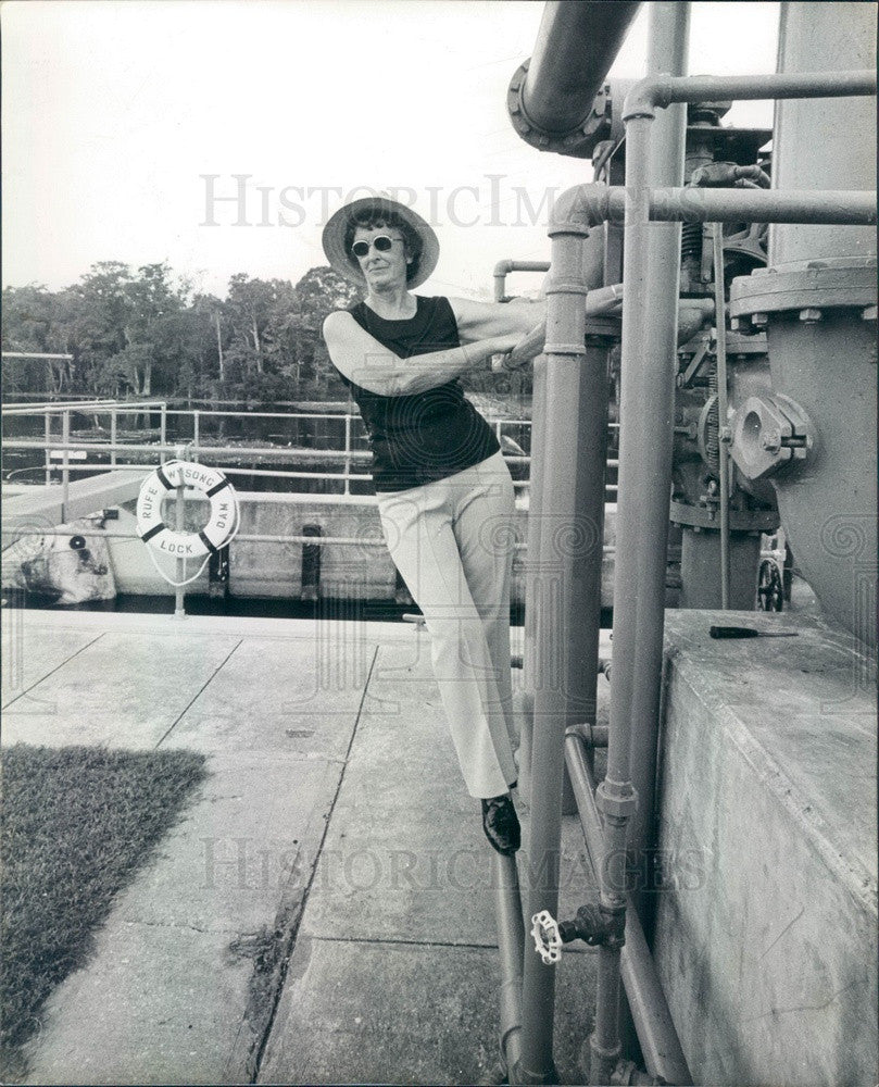 1979 Lake Panasoffkee, FL Rufe Wysong Dam Locktender Harriette Cory Press Photo - Historic Images