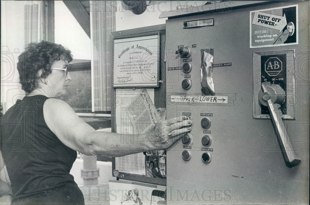 1979 Lake Panasoffkee, FL Rufe Wysong Dam Locktender Harriette Cory Press Photo - Historic Images