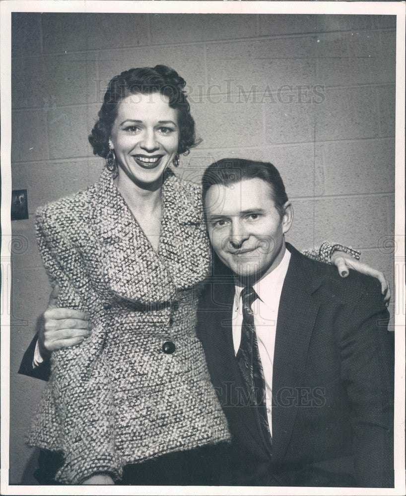 1954 Detroit, Michigan Actors Burton &amp; Bette Wright Press Photo - Historic Images