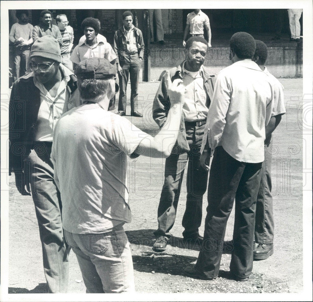1978 Actor Zakes Mokae &amp; Dir Billy Graham at IL Stateville Prison Press Photo - Historic Images