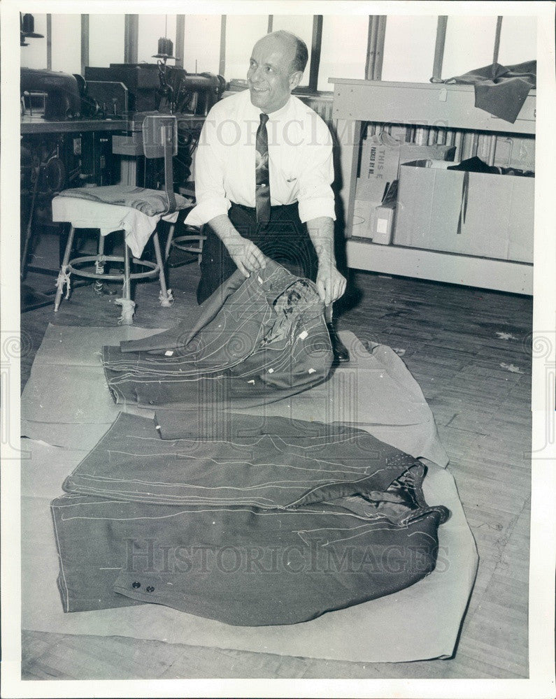 1964 Chicago, IL Hart, Schaffner &amp; Marx Tailor Makes King Size Suit Press Photo - Historic Images