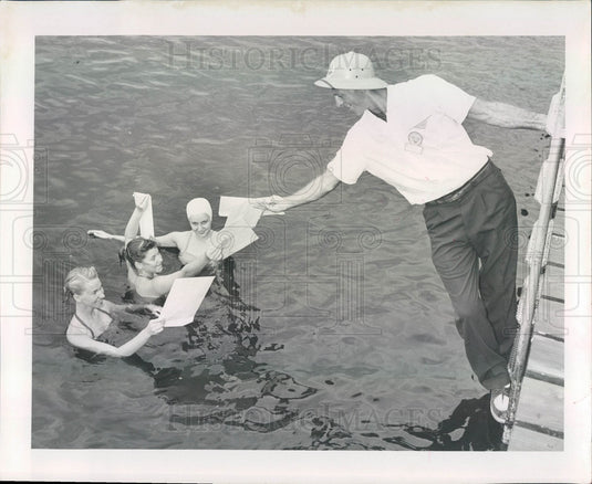 1956 St Petersburg, Florida Funtime, Water Skiers Carrie Beatty Press Photo - Historic Images