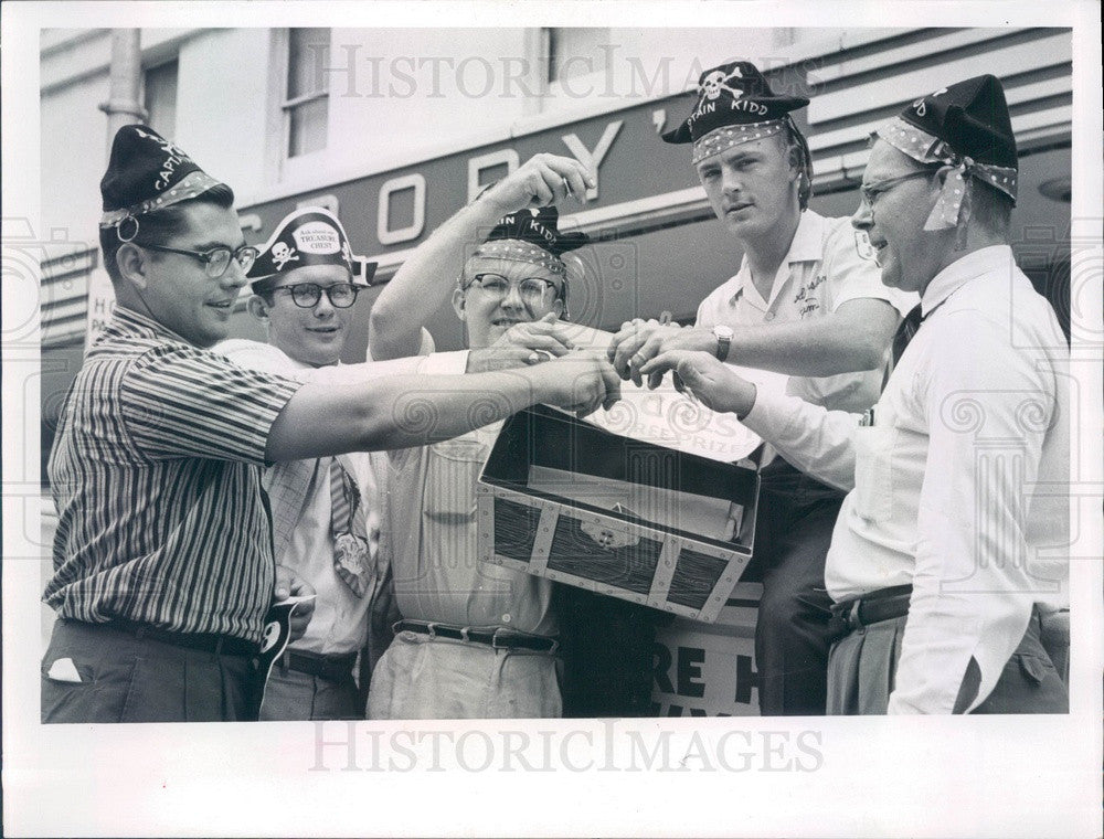 1959 St Petersburg, FL Jaycees Distribute Funtime Treasure Hunt Loot Press Photo - Historic Images