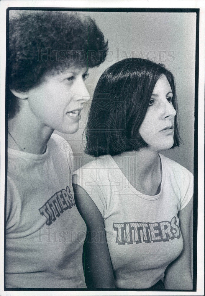 1977 Authors Anne Beatts &amp; Deanne Stillman, Editors of Humor Book Press Photo - Historic Images