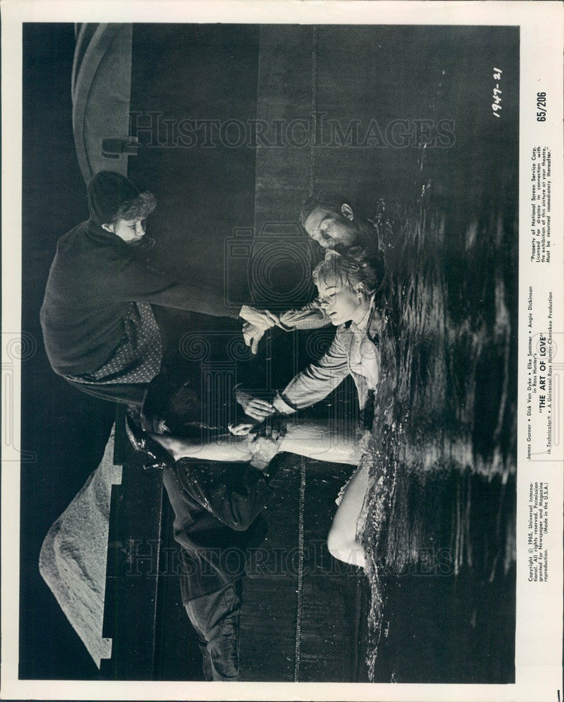 1965 Hollywood Actors Dick Van Dyke &amp; Elke Sommer Press Photo - Historic Images