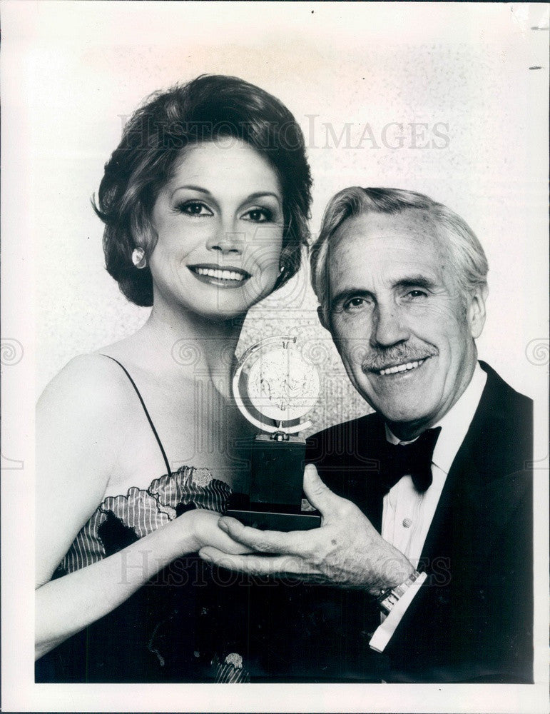 1980 Actors Mary Tyler Moore &amp; Jason Robards as Tony Award Hosts Press Photo - Historic Images