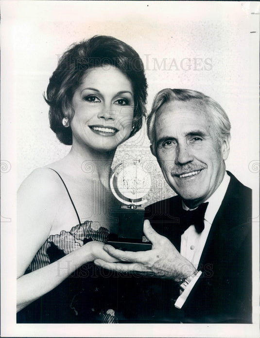 1980 Actors Mary Tyler Moore & Jason Robards as Tony Award Hosts Press Photo - Historic Images