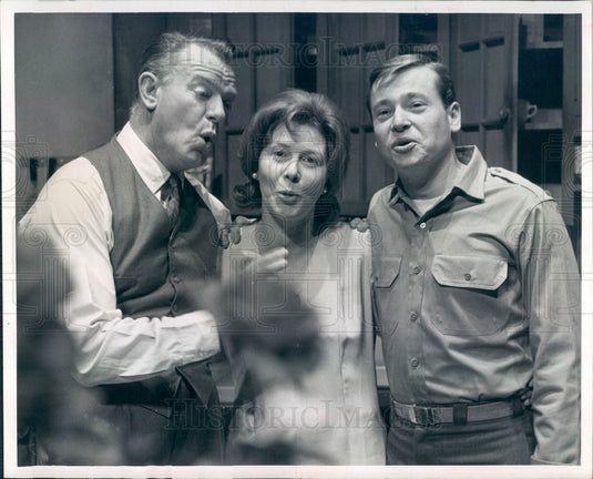 1966 Hollywood Actors Dennis O'Keefe, Liz Ross, Peter Duryea Press Photo - Historic Images
