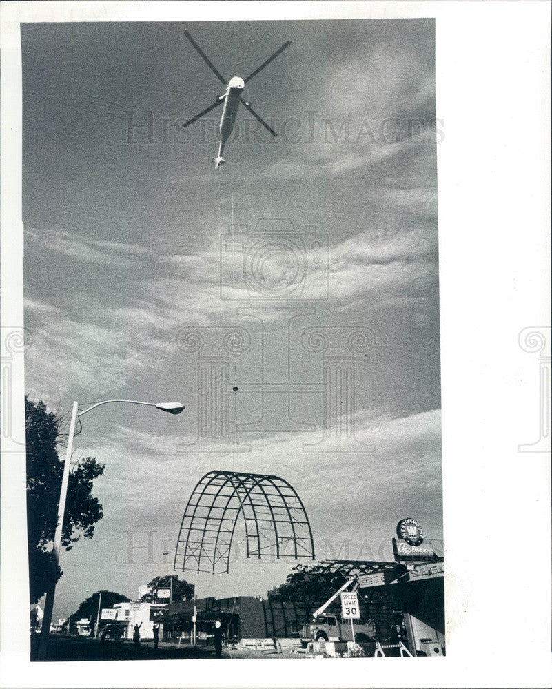 1980 Largo, FL Old Largo Theater Sections Being Moved by Helicopter Press Photo - Historic Images