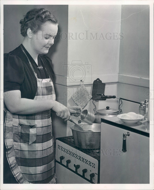 1939 Detroit, Michigan Writer Ruth Lininger Press Photo - Historic Images