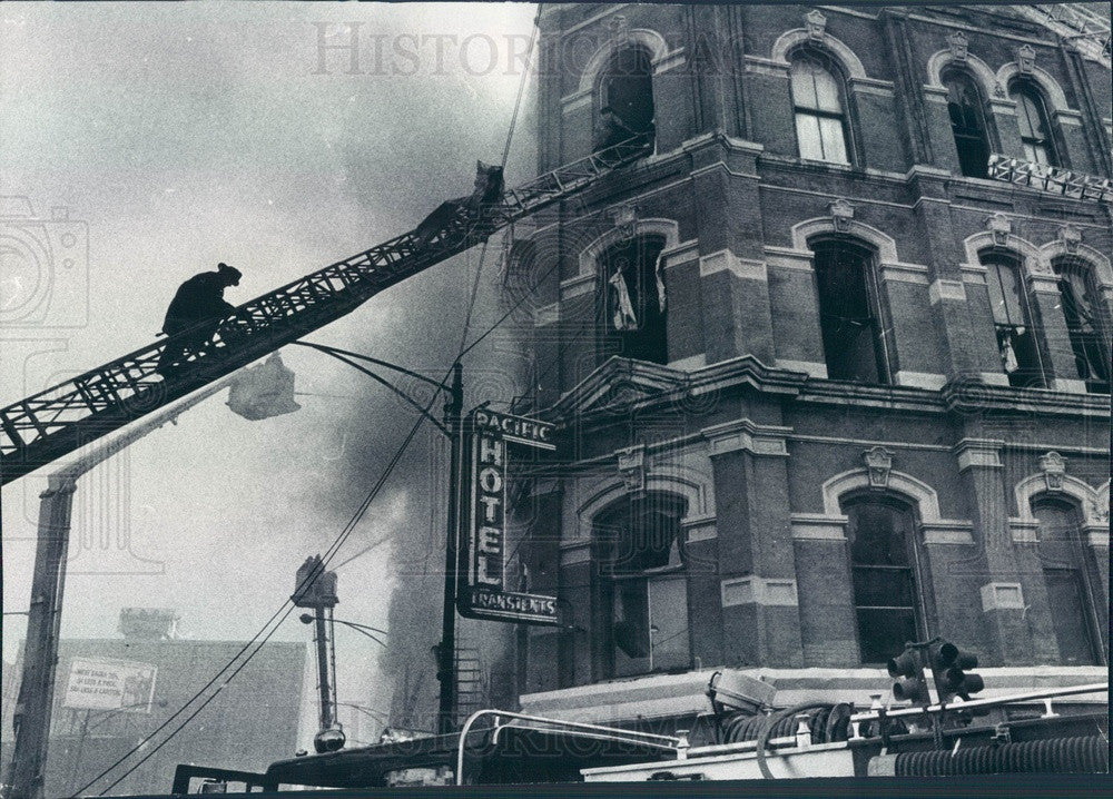 1977 Chicago, Illinois Pacific Hotel Fire Press Photo - Historic Images