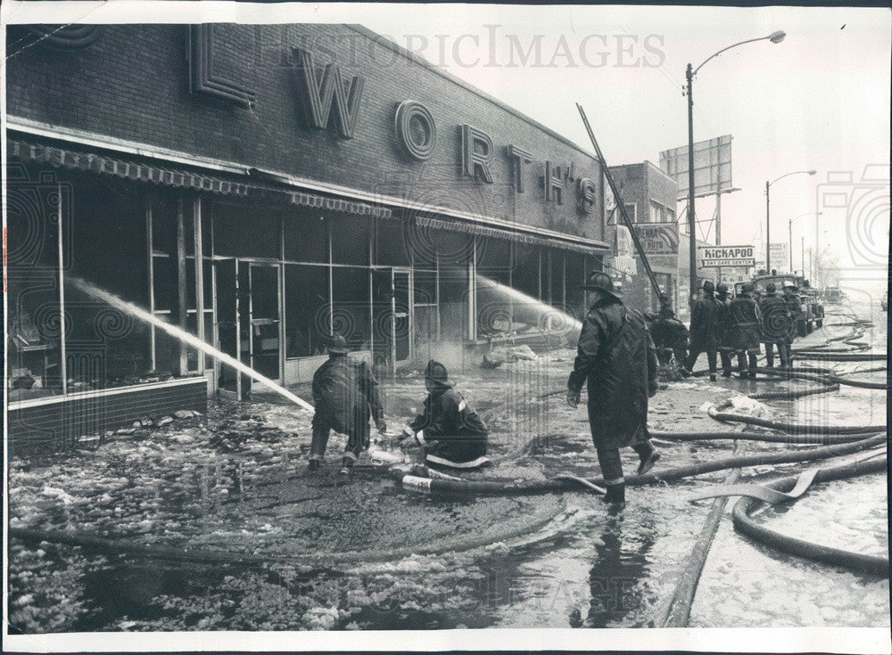 1975 Chicago, Illinois Woolworth Store Fire, S Halsted Press Photo - Historic Images
