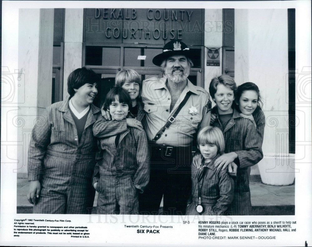 1982 Singer/Actor Kenny Rogers in six Pack Press Photo - Historic Images