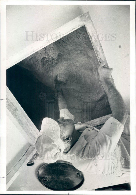1978 Chicago, Illinois Miller Ed Sehr Checks Vat of Wheat Flour Press Photo - Historic Images