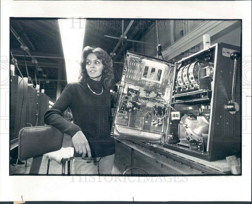 1979 Elgin, IL Jennings and Company Slot Machine Tester Vickie Born Press Photo - Historic Images