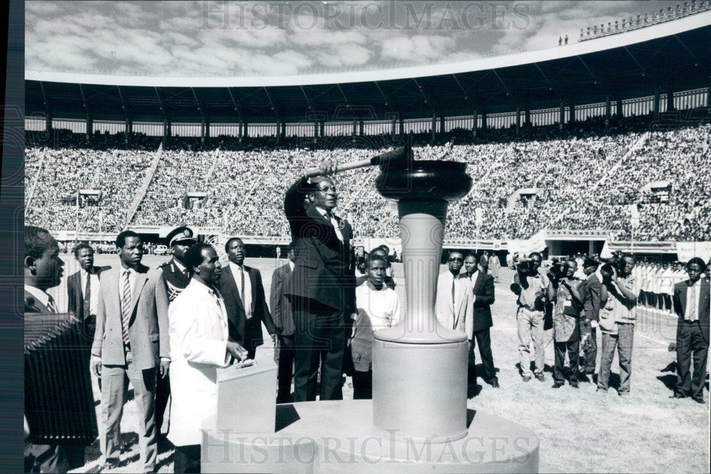 1990 Harare, Zimbabwe President Robert Mugabe Lights Flame Press Photo - Historic Images