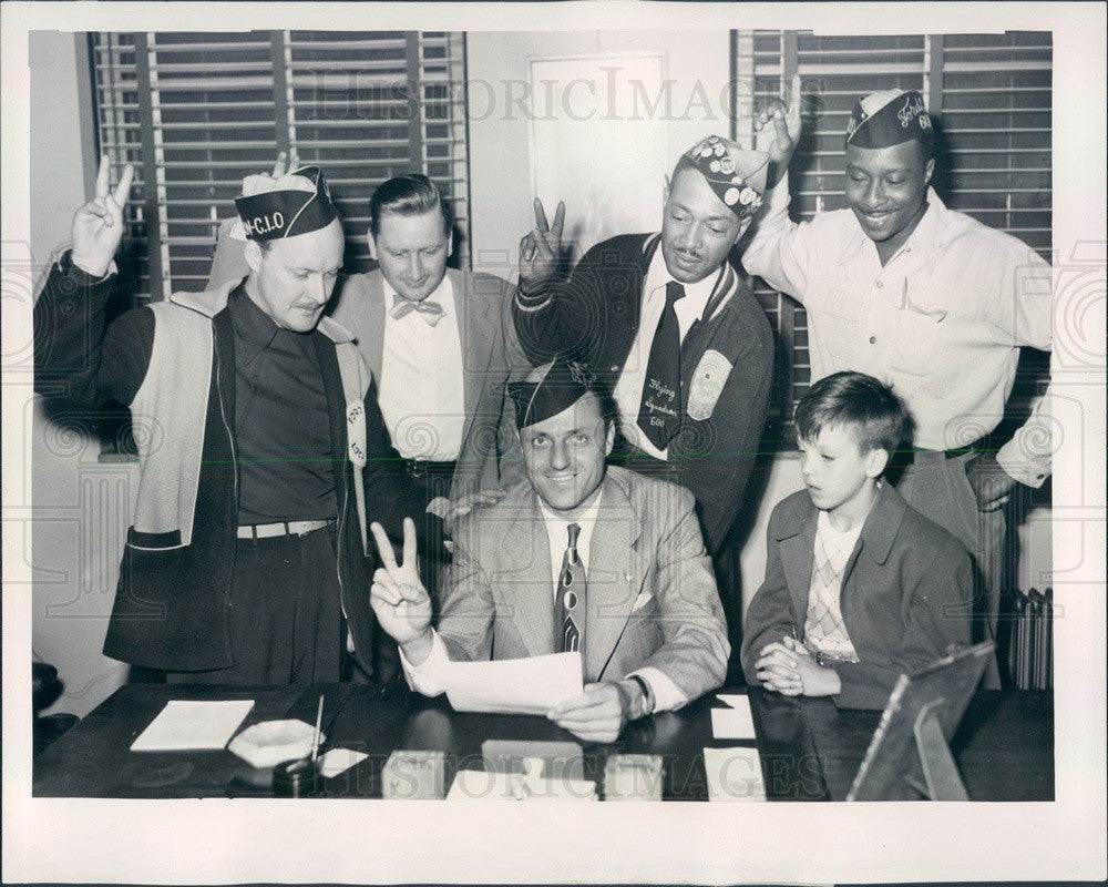 1949 Detroit, Michigan Labor Leader Lee Romano &amp; Local 600 Members Press Photo - Historic Images