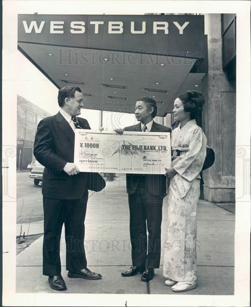 1974 Chicago, IL Westbury Hotel GM Frank Brown Receives Yen Check Press Photo - Historic Images