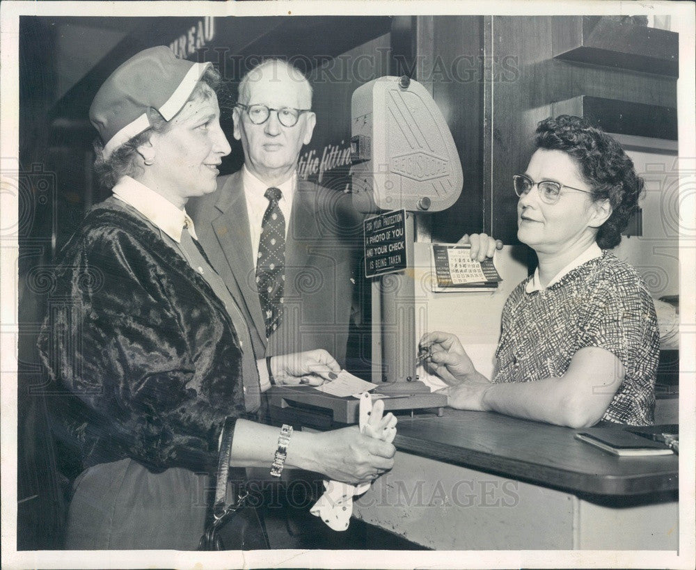1957 Chicago, IL Carson Pirie Scott Check &amp; Customer Security Camera Press Photo - Historic Images