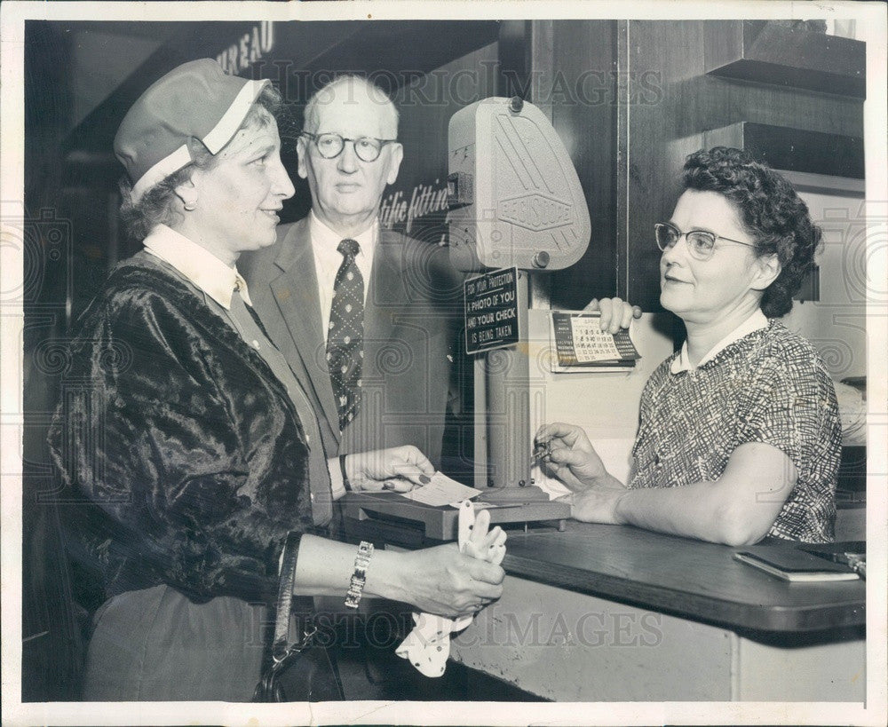 1957 Chicago, IL Carson Pirie Scott Check & Customer Security Camera Press Photo - Historic Images